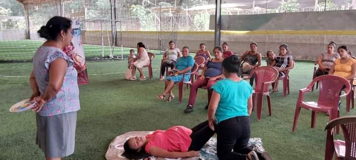  Como parte de las actividades de orientación una comadrona muestra ejercicios de relajación para las mujeres embarazadas, se reúnen en la cancha deportiva municipal de Colomba Costa Cuca. Foto: CODECOT 